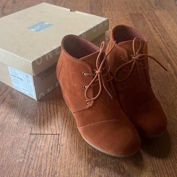 Brand New TOMS Cognac Suède Desert Wedges - Picture 2 of 7